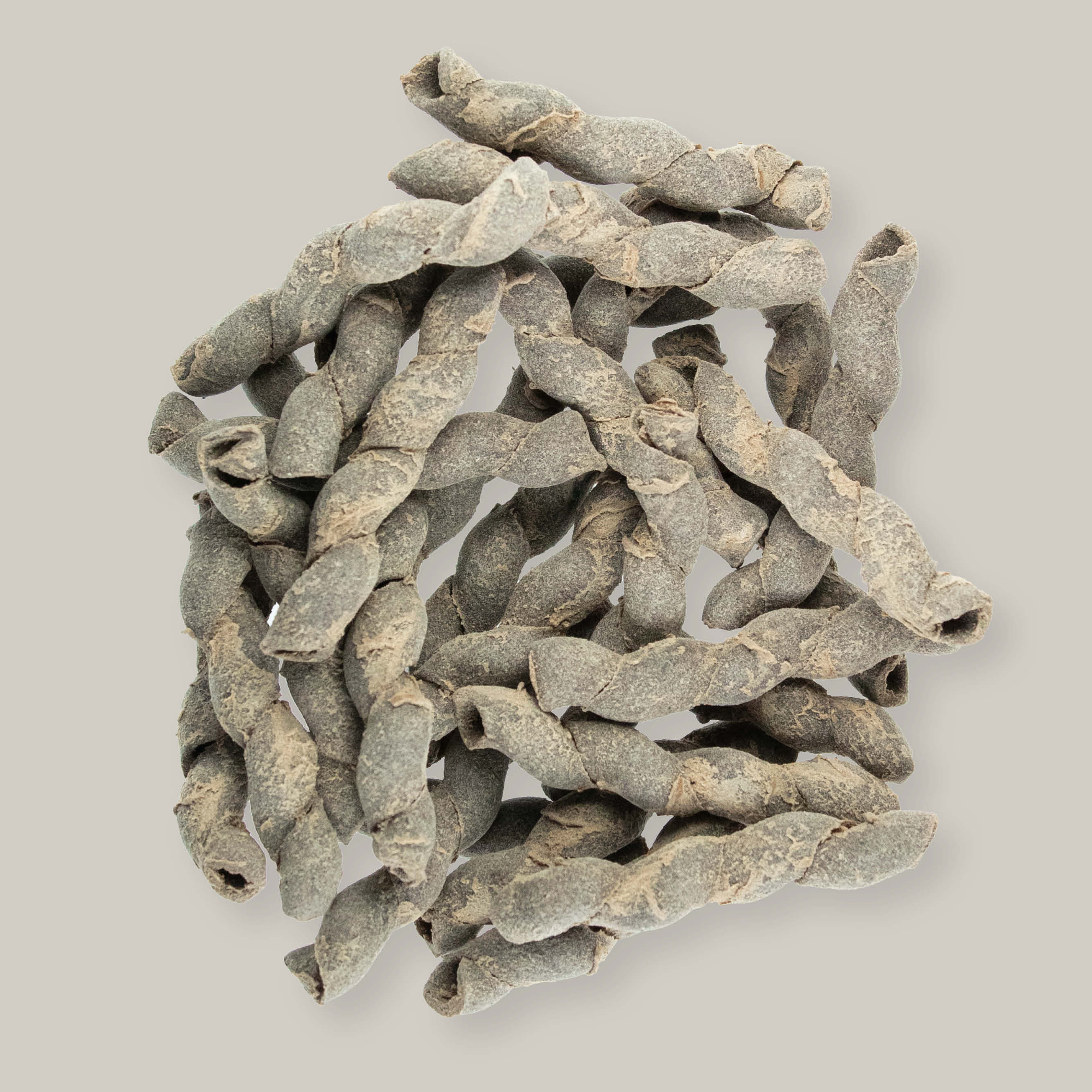 Bio Kakao & Schwarzer Knoblauch Busiata - Nudel aus antikem Urgetreide (bronzegezogen) 250g Tüte Bio Kakao & Schwarzer Knoblauch Busiata Pasta Nahaufnahme der antiken und bronzegezogenen Urgetreide-Qualität