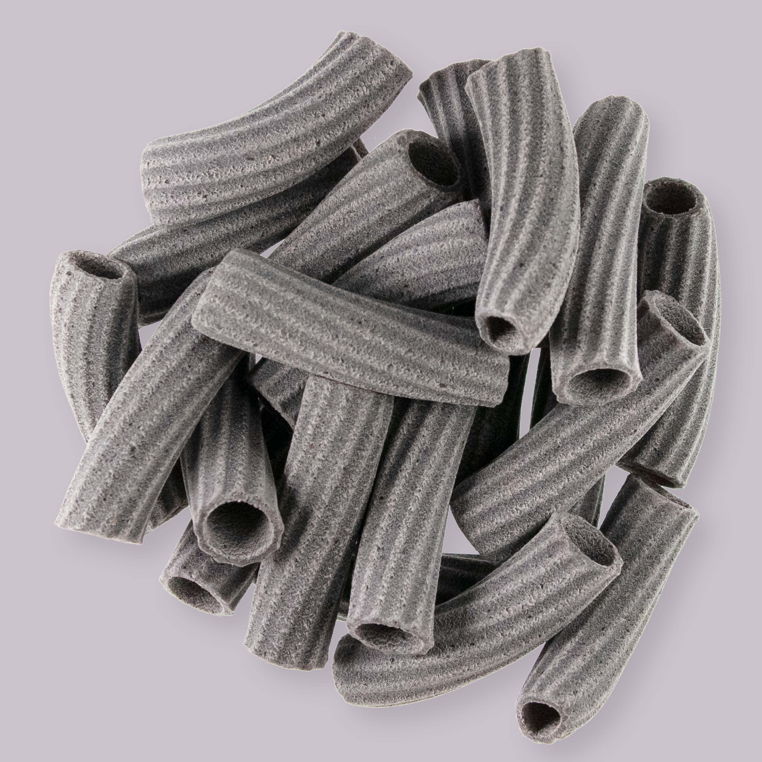 Bio Aronia Tortiglioni Pasta Nahaufnahme der antiken und bronzegezogenen Urgetreide-Qualität Bio Aronia Tortiglioni - Nudel aus antikem Urgetreide (bronzegezogen) 500g Tüte