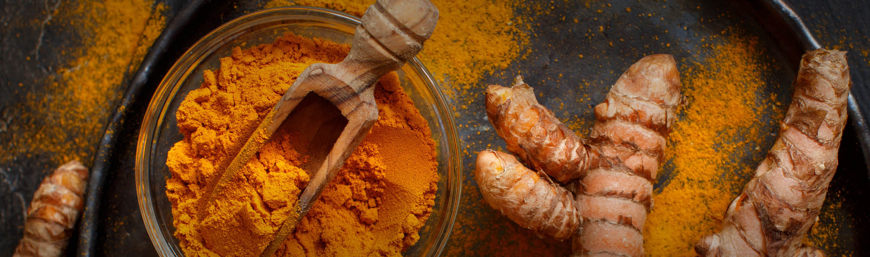 Kurkuma Tradition & Anwendung – EDEL KRAUT Kurkuma Pulver in traditioneller Schale mit Holzlöffel – feine Bio-Qualität