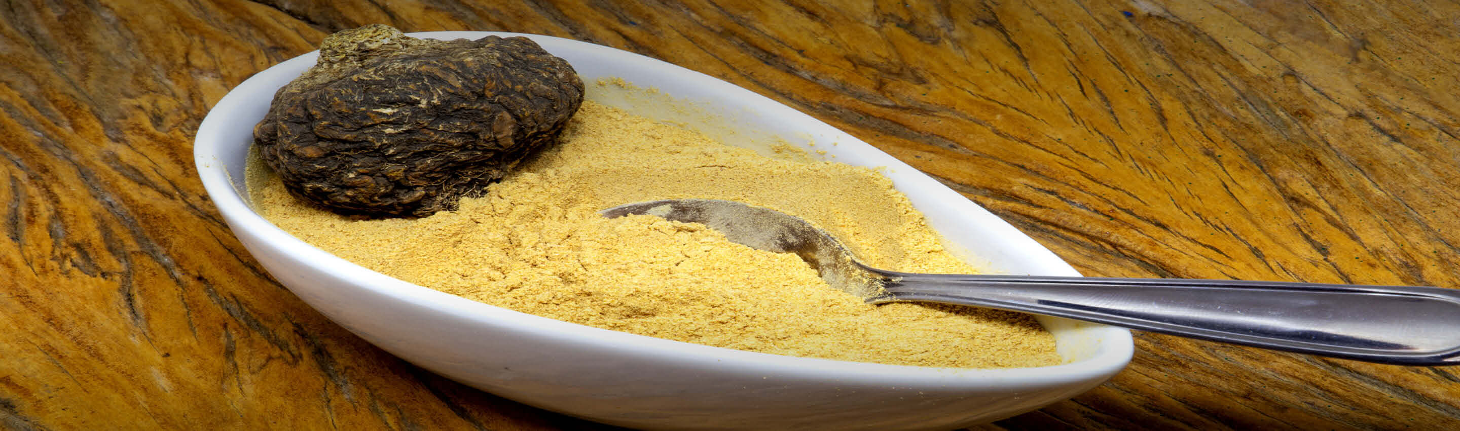 Maca kaufen – Power Wurzel aus Peru | EDEL KRAUT Getrocknete Maca-Wurzel mit gelbem Maca-Pulver und Löffel in weißer Schale