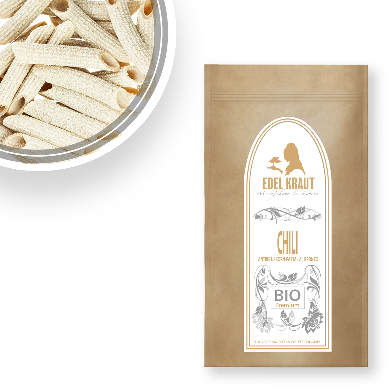 Bio Chili Penne Pasta in nachhaltiger Papiertüte und eine Schüssel Chili-Nudeln Bio Chili Penne Pasta in nachhaltiger Papiertüte und eine Schüssel Chili-Nudeln