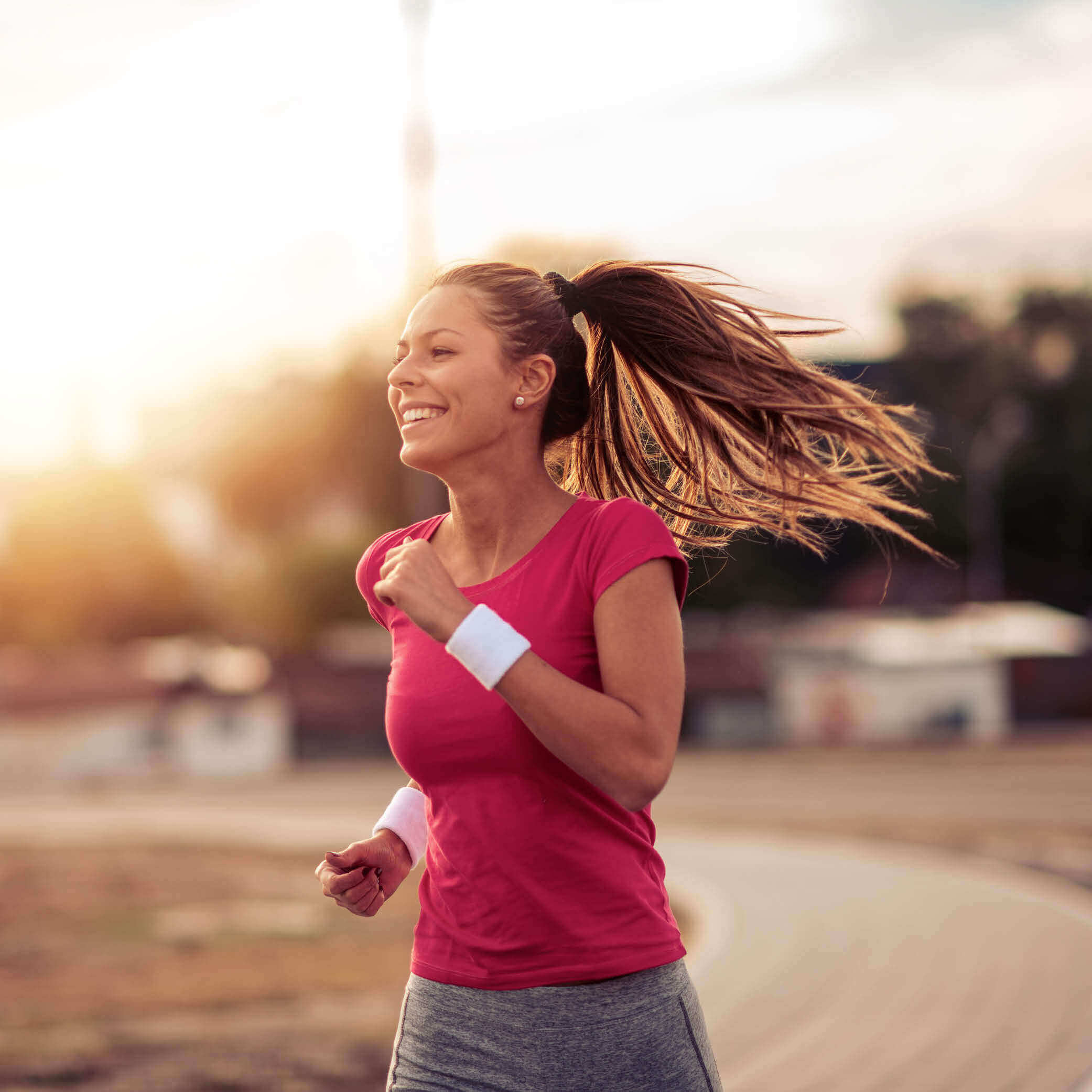 Joggende Frau im Freien Eine Frau in Sportkleidung joggt im Freien.