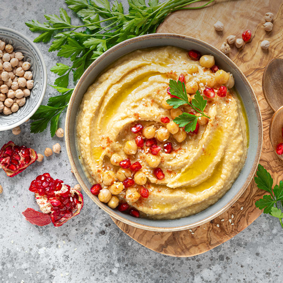 Hummus mit Kreuzkümmel - mediterrane Cumin-Anwendung Klassischer Hummus mit Bio Kreuzkümmel ganz, Kichererbsen, Granatapfel und Petersilie - Cumin Gewürz aus EDEL KRAUT Manufaktur Puchheim.
