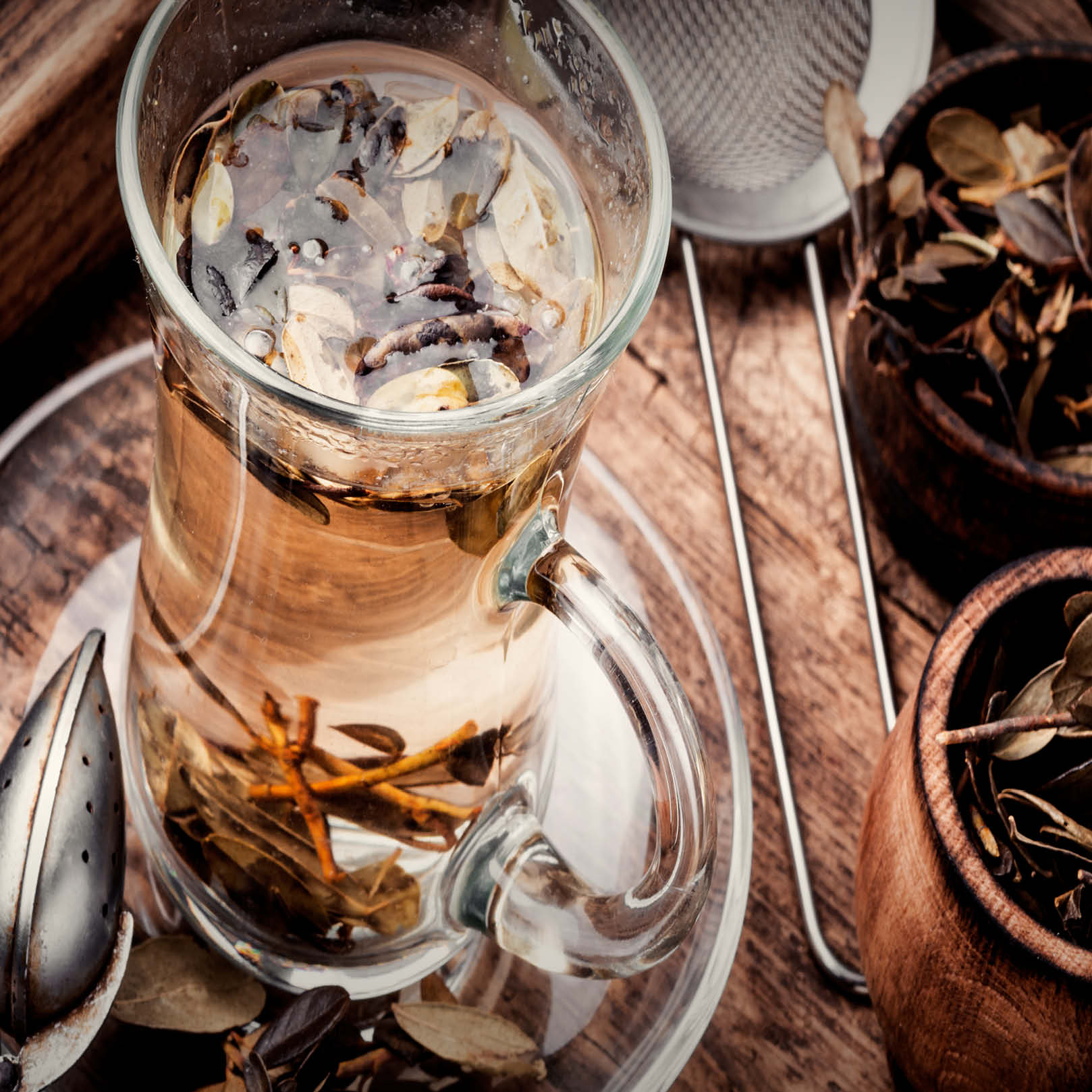 Baldriantee in Glas – entspannender Kräutertee mit Baldrianwurzel, Moodbild natürliche Entspannung