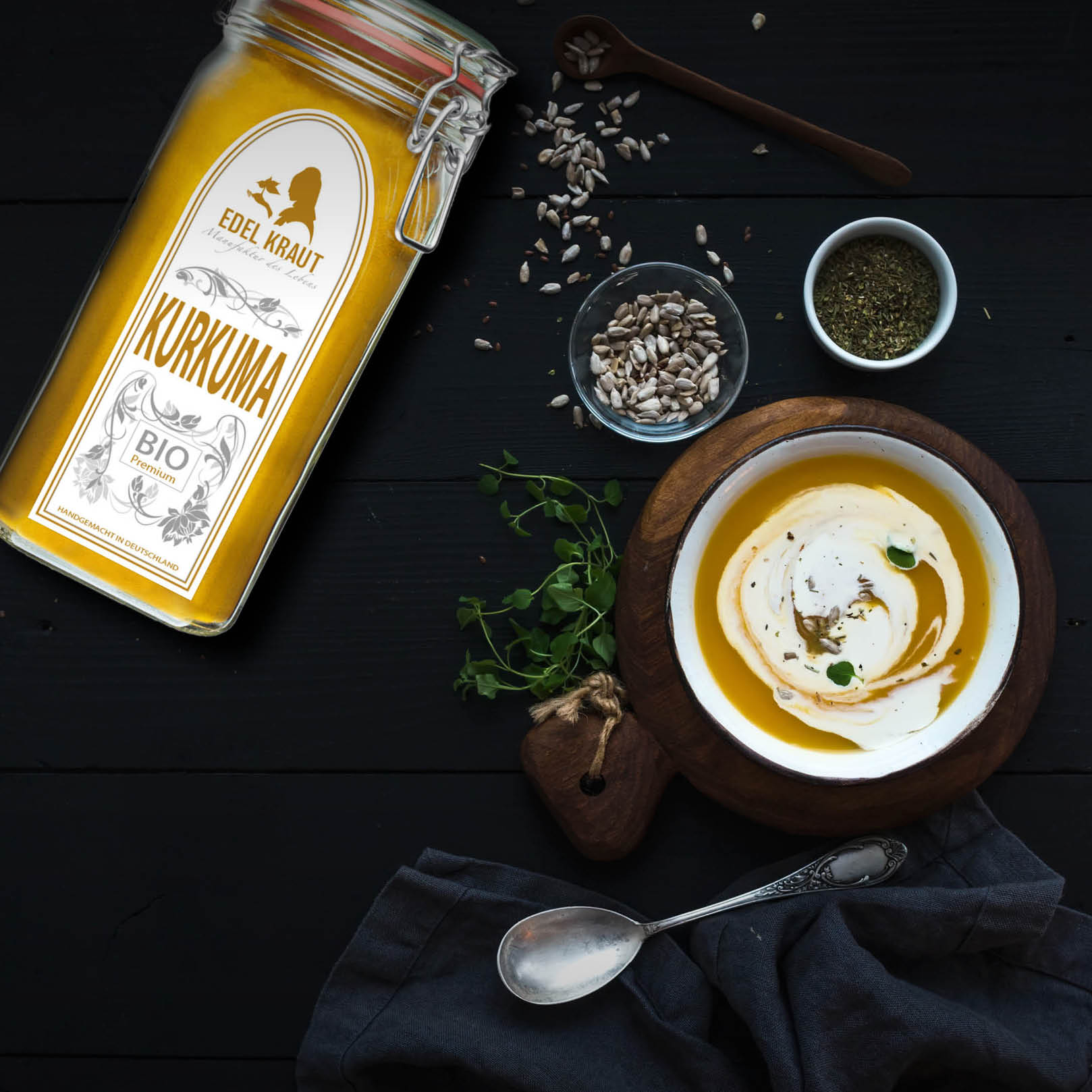 Kürbissuppe mit Kurkuma – wärmendes Gericht mit goldgelber Bio-Gewürzmischung Kürbissuppe mit Kurkuma – wärmendes Gericht mit goldgelber Bio-Gewürzmischung