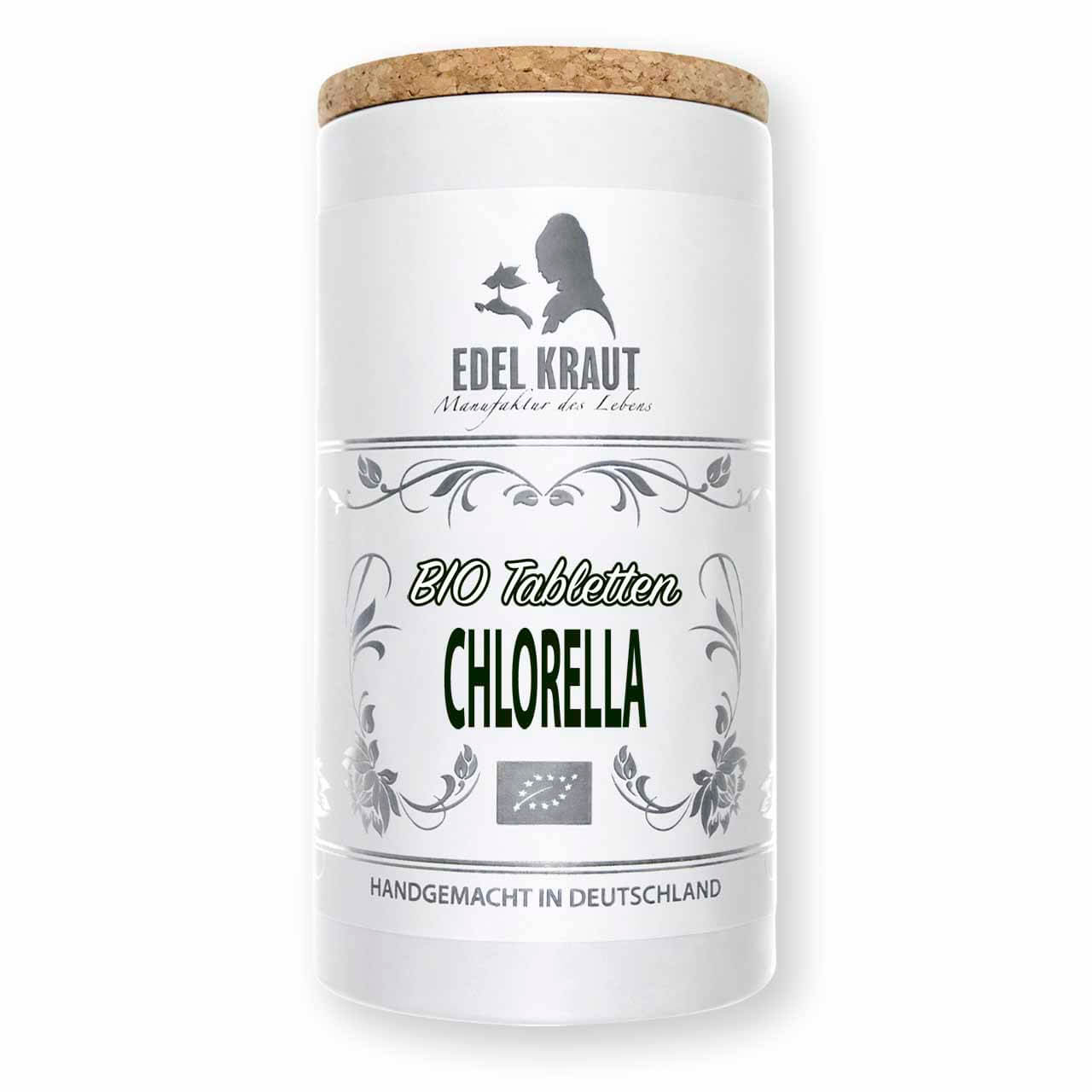 Chlorella bio kaufen - Tabletten | EDEL KRAUT Bio Chlorella Tabletten in einer Schale neben edler Papierdose mit Korkdeckel - dunkelgrüne Algen-Presslinge mit EU-Bio-Siegel von EDEL KRAUT.