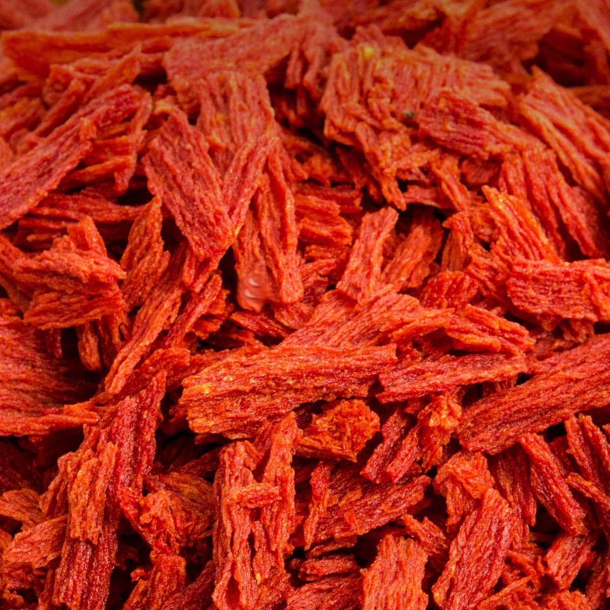 Tomaten Chips Detail - knusprig fruchtig | EDEL KRAUT Detailaufnahme aromatischer Bio Tomaten Chips - fruchtig-intensives Tomatenrot mit knuspriger Konsistenz, handgemacht von EDEL KRAUT in Deutschland.