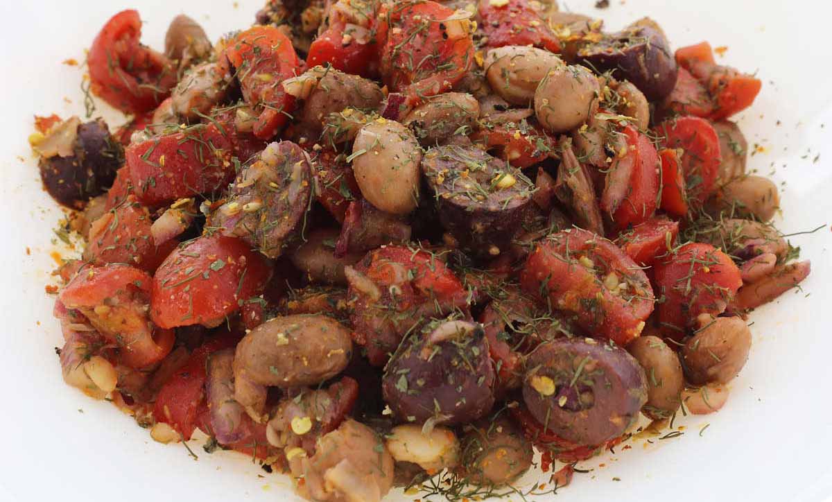 Bohnensalat mit Tomaten, Oliven und BIO Dill Mediterraner Bohnensalat mit Wachtelbohnen, Tomaten und Kalamata-Oliven, gewürzt mit getrocknetem BIO Dill und gemahlener Bird Eye Chili von EDEL KRAUT.